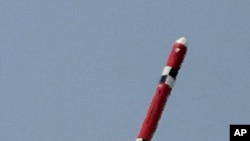 韩国国防部4月19日发布照片显示，韩在一未透露地点试射一枚据称可纵深袭击朝鲜任何地点的新型巡航导弹