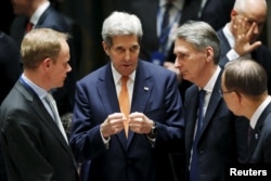 Từ trái: Đại sứ Anh tại LHQ Matthew Rycroft, Ngoại trưởng Mỹ John Kerry, Ngoại trưởng Anh Philip Hammond, Tổng thư ký LHQ Ban Ki-moon trong cuộc họp của Hội đồng Bảo an tại New York, ngày 18/12/2015.