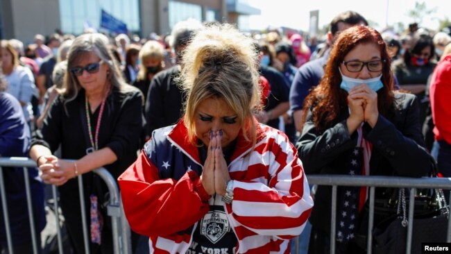 Trump'ı destekleyen bir grup New York Staten Island'daki etkinlikte iyileşmesi için dua etti