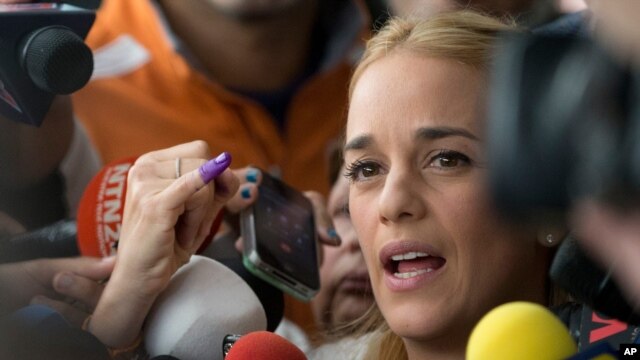 Después de votar Lilian Tintori agradeció la presencia de los expresidentes Andrés Pastrana y Jorge Quiroga  como observadores.