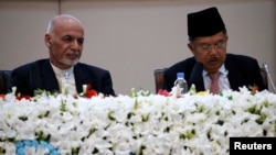 انڈونیشیا کے نائب صدر یوسف کلا افغانستان کے صدر اشرف غنی کے ہمراہ افغانستان امن کانفرنس میں۔ فائل فوٹو