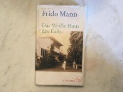 The cover of Frido Mann’s book in memory of his grandparents and German intellectuals who fled the Nazis and took up residency in the U.S. during World War II; some would go on to become U.S. citizens, as did Thomas Mann. (Natalie Liu/VOA)