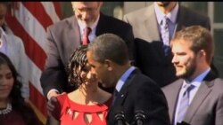 2013-10-22 美國之音視頻新聞: 奧巴馬停止白宮演說扶起一名暈倒孕婦