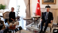 Penyidik Khusus PBB, Agnes Callamard (kiri) bertemu dengan Menlu Turki, Mevlut Cavusoglu di Ankara, Turki, 28 Januari 2019 (foto: Cem Ozdel/Kemenlu Turki via AP, Pool)