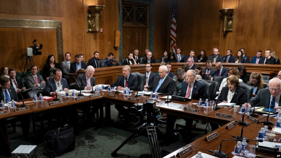Di tengah hujan kritik dari Presiden Donald Trump terhadap Penyidik Khusus Robert Mueller yang menyelidiki keterlibatan Rusia dalam pemilu AS 2016, Komite Kehakiman Senat merancang undang-undang bipartisan untuk melindungi penyidik khusus bila Trump berusaha memecatnya, 26 April 2018. 