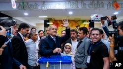 伊朗总统候选人，前卫生部长马苏德·佩泽什基安（Masoud Peeshkian）周五（6月28日）在德黑兰投票站投票。