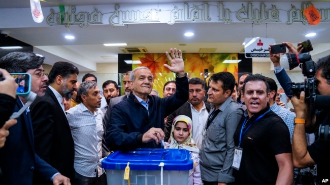 Kandidati Masoud Pezeshkian duke votuar në Teheran. 28 qershor, 2024