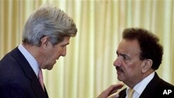 US Senator John Kerry (L) speaks to Pakistan's Interior Minister Rehman Malik in Islamabad, Pakistan, May 16, 2011