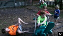 El niño que use Vigor solo hace un poco de fuerza con el aparato y éste le proveerá fuerza muscular extra para ayudarlo a completar el movimiento.