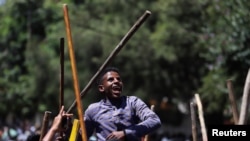 Des jeunes Oromo chantent des slogans lors d'une manifestation à Addis-Abeba, Ethiopie, le 24 octobre 2019. REUTERS/Tiksa Negeri