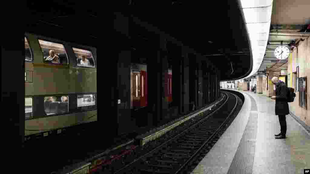 Un homme dans le métro de Bruxelles, le 23 Mars 2016.