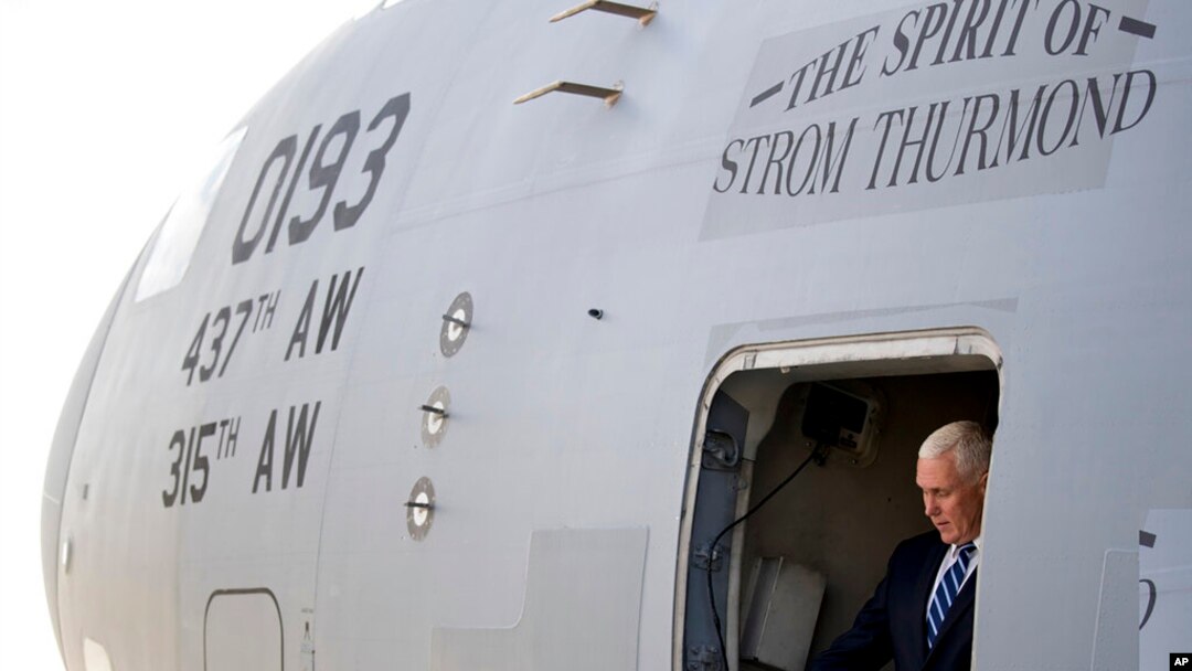 Wakil Presiden Mike Pence tiba di Pangkalan udara Al Asad, di Irak, Sabtu, 23 November 2019. 