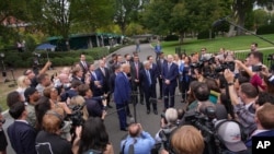 Президент Дональд Трамп общается с прессой после проведения встречи с руководителями крупных технологических компаний в Белом доме. 29 сентября 2026г. AP.
