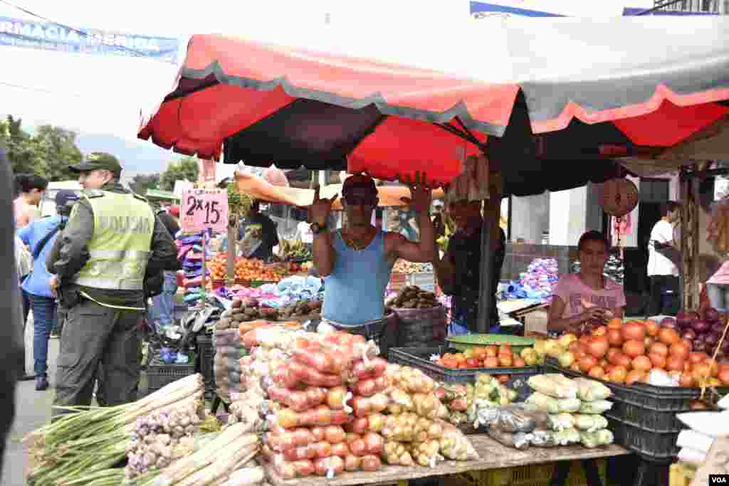 En el lado colombiano, el mercado callejero tiene vendedores que ofertan papas, pañales, papel higiénico, llantas y cigarrillos venezolanos, entre otros artículos. (Foto: Diego Huertas)