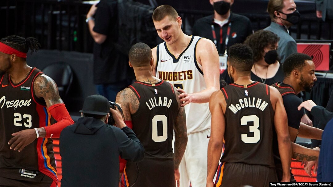 Nikola Jokić i Demijan Lilard posle šeste utakmice serije Denver - Portland u prvoj rundi NBA plej-ofa (Foto: Reuters/Troy Wayrynen-USA TODAY Sports)