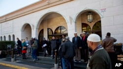 Foto yang diambil 4 Desember 2015 ini menggambarkan orang-orang tiba untuk sholat Jumat di Masjid Dar al-Hijrah di Falls Church, Va. (Foto: AP/Jacquelyn Martin)