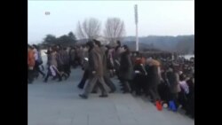 朝鲜人春节祭拜金日成和金正日