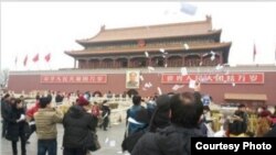 Yaman ayoli... Sobiq rahbar Ali Abdulla Solih va uning o'g'li Ahmad Ali Abdulla Solihni quvvatlab turgan namoyishchi. Sano, 3-mart, 2015.