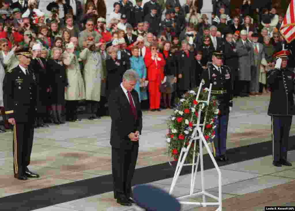 Білл Клінтон на Арлінгтонському цвинтарі у Вашингтоні, 1997 р.