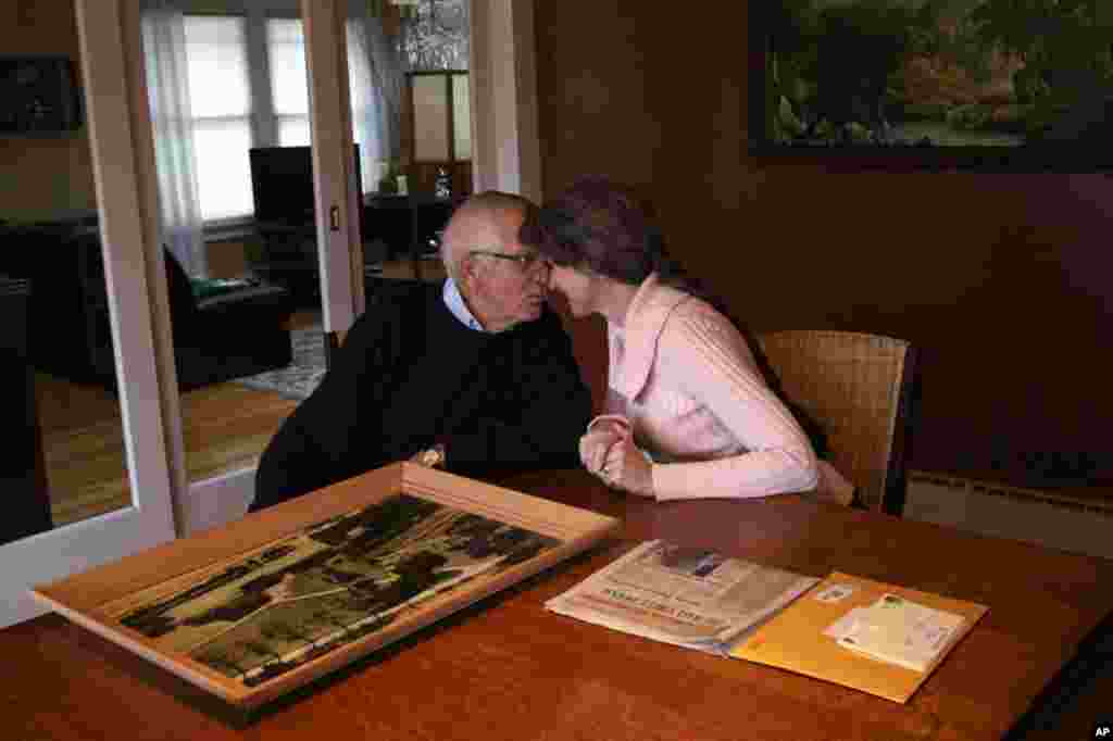 退休农场主汤姆•胡普斯今年72岁。27年前他曾给习近平一行讲解过自己的蔬菜育苗技术，这次他将与中国领导人重聚。按照规定，聚会只有本人才能参加，配偶将不会收到邀请，所以汤姆的妻子林内特无法出席，但两人的情绪丝毫没有受到影响。头碰头是夫妻俩表达感情的方式。