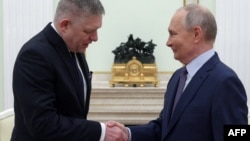 Thủ tướng Slovakia Robert Fico (trái) được ông Putin đón tiếp tại Điện Kremlin