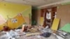 Архівне фото: Школа в Чернігові постраждала від обстрілів з боку російських сил, 24 квітня 2022 року.  (Інні Левченко via AP)
