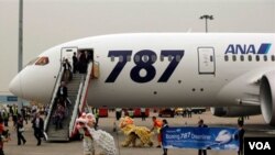 Pertunjukan barongsai menyambut kedatangan para penumpang Boeing 787 Dreamliner di Bandara Internasional Hong Kong, Rabu (26/10).