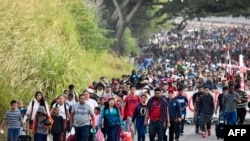 Rombongan migran bergerak menuju AS dari Tapachula, negara bagian Chiapas, Meksiko, pada 24 Desember 2023. (Foto: AFP)