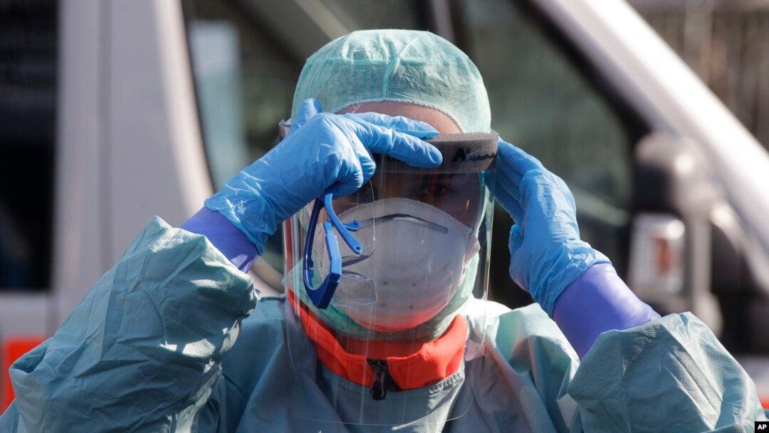 Medicinsko osoblje nadomak bolnice u Breši (Foto: AP)