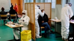 Një nxënës i shkollës së mesme "Emile Dubois" duke u testuar për anti-trupat ndaj koronavirusit, Paris, Francë, 23 nëntor 2020