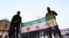 Anggota pasukan pemberontak membentangkan bendera oposisi Suriah di Masjid Umayyad di Damaskus, pada 9 Desember 2024. (Foto: Reuters/Amr Abdallah Dalsh)