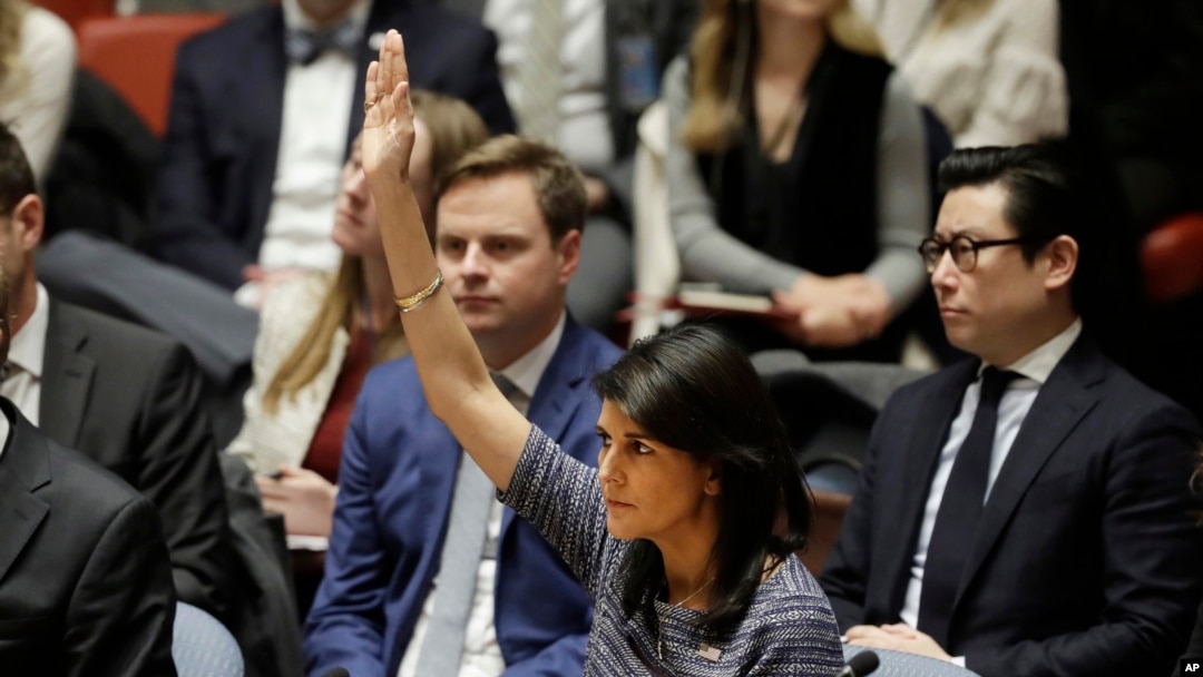 Đại sứ Mỹ tại LHQ Nikki Haley biểu quyết ủng hộ nghị quyết hôm 22/12/2017 tại trụ sở LHQ. HDBA biểu quyết hạn chế xuất dầu sang Triều Tiên. (AP Photo/Mark Lennihan)