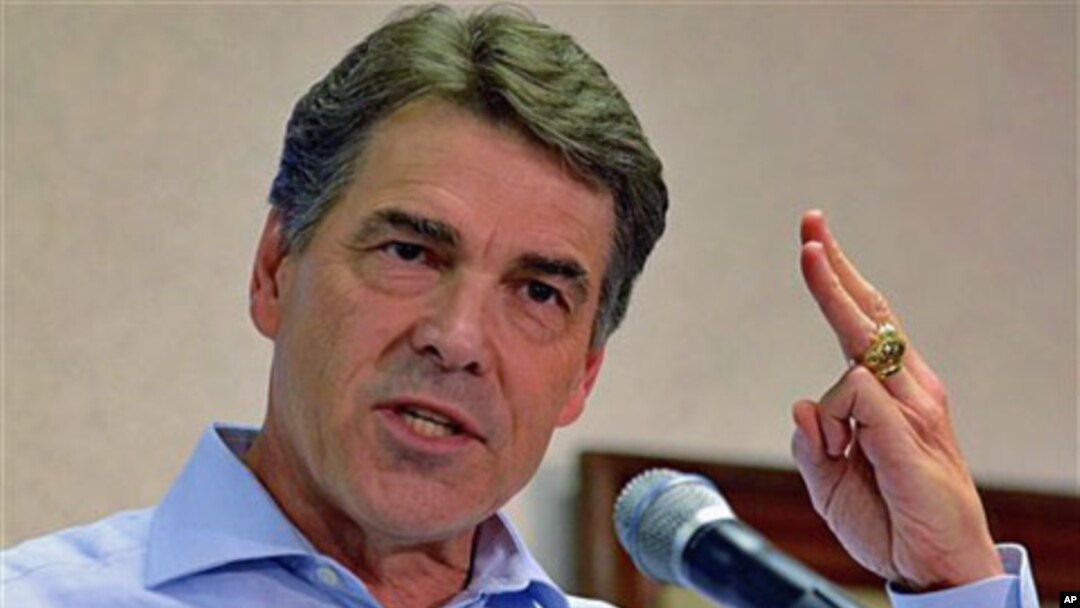 Republican presidential candidate Texas Governor Rick Perry speaks to supporters at Tommy's Ham House in Greenville, South Carolina, August 20, 2011 (file photo)