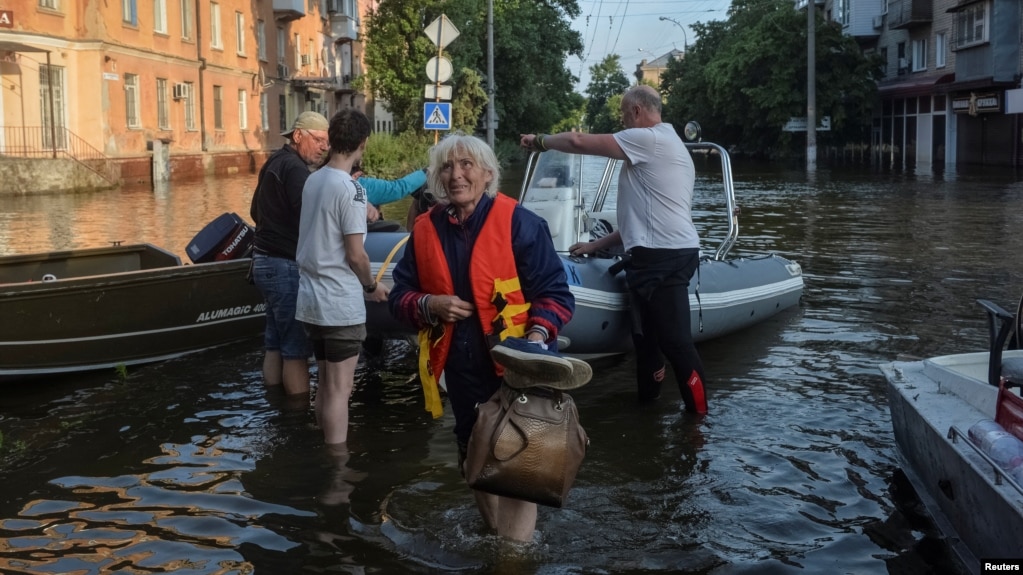 Евакуація місцевих жителів із затопленої території після прориву дамби в Новій Каховці під час нападу Росії на Україну, Херсон, Україна, 9 червня 2023 року. REUTERS/Олександр Клименко