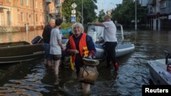 Евакуація місцевих жителів із затопленої території після прориву дамби в Новій Каховці під час нападу Росії на Україну, Херсон, Україна, 9 червня 2023 року. REUTERS/Олександр Клименко