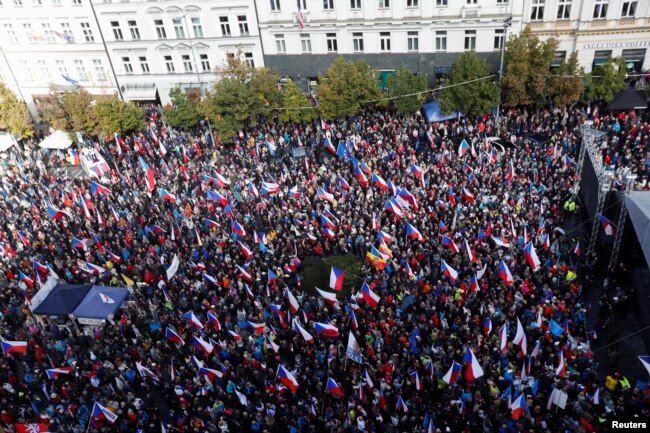 Demonstrators take part in an anti-government protest rally in reaction to the energy crisis and soaring prices in Prague, Czech Republic, September 28, 2022. (REUTERS/David W Cerny)