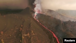 Potongan gambar dari rekaman video yang diambil dengan menggunakan Drone menunjukkan aliran lava keluar dari Gunung Berapi di Taman Nasional di Cumbre Vieja, Kepulauan La Palma, Spanyol pada 26 September 2021. (Foto: Reuters TV via Reuters) 