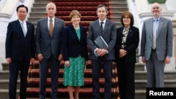 参议院跨党派议员代表团3月底访问台湾，与台湾官员会面。图左起依序为台湾国安会秘书长吴钊燮、联邦参议员汤姆·蒂利斯、珍妮·沙欣、匡希恒、杰基·罗森、美国在台协会(AIT)处长谷立言。(2026年3月30日)