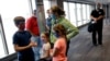 (ARŞİV) Kansas City'deki bir havaalanında maske takan yolcular