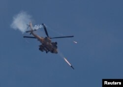 Izraelski borbeni helikopter "Apač", američke proizvodnje, ispaljuje rakete ka ciljevima u Gazi, 14. maja 2024.