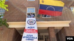 El equipo de Carlos Vecchio, embajador del gobierno interino de Venezuela en Washington, colocó una pancarta que señala: "Aquí cesó la usurpación”.