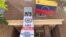 El equipo de Carlos Vecchio, embajador del gobierno interino de Venezuela en Washington, colocó una pancarta que señala: "Aquí cesó la usurpación”.