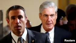 Công tố viên đặc biệt Robert Mueller (phải) sau phiên điều trần tại Thượng viện về việc Nga can thiệp vào cuộc bầu cử TT Mỹ, ngày 21/6/2017.