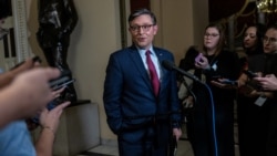 Ketua DPR AS Mike Johnson berbicara kepada awak media di Gedung Capitol, Washington, pada 18 September 2024. (Foto: Reuters/Anna Rose Layden)