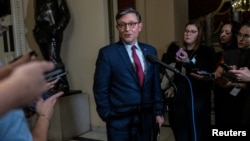 Ketua DPR AS Mike Johnson berbicara kepada awak media di Gedung Capitol, Washington, pada 18 September 2024. (Foto: Reuters/Anna Rose Layden)