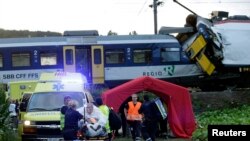 El choque frontal de trenes en Granges-pres-Marnand, cerca de Payerne, en el oeste de Suiza dejó hasta el momento a una persona fallecida.