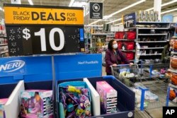 Penawaran penjualan diskon Black Friday Walmart di Secaucus, New Jersey, Selasa, 22 November 2022. (AP Photo/Seth Wenig)