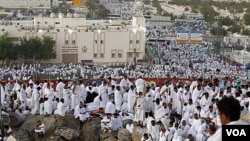 Para jemaah haji berdoa di Jabal Rahmah di Padang Afarah, Sabtu (5/11).