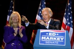 El senador estadounidense Edward Markey celebra con su esposa Susan, a la izquierda, en Malden, Massachusetts, después de derrotar al representante estadounidense Joe Kennedy III, el 1 de septiembre de 2020, en las primarias para el Senado de EE.UU.