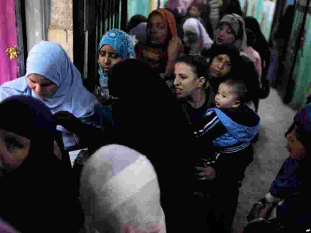 Egyptian women line up to vote at a polling center during the third round of the elections for Egypt's parliament, in Qalyobeia, on January 4, 2012. (AP)